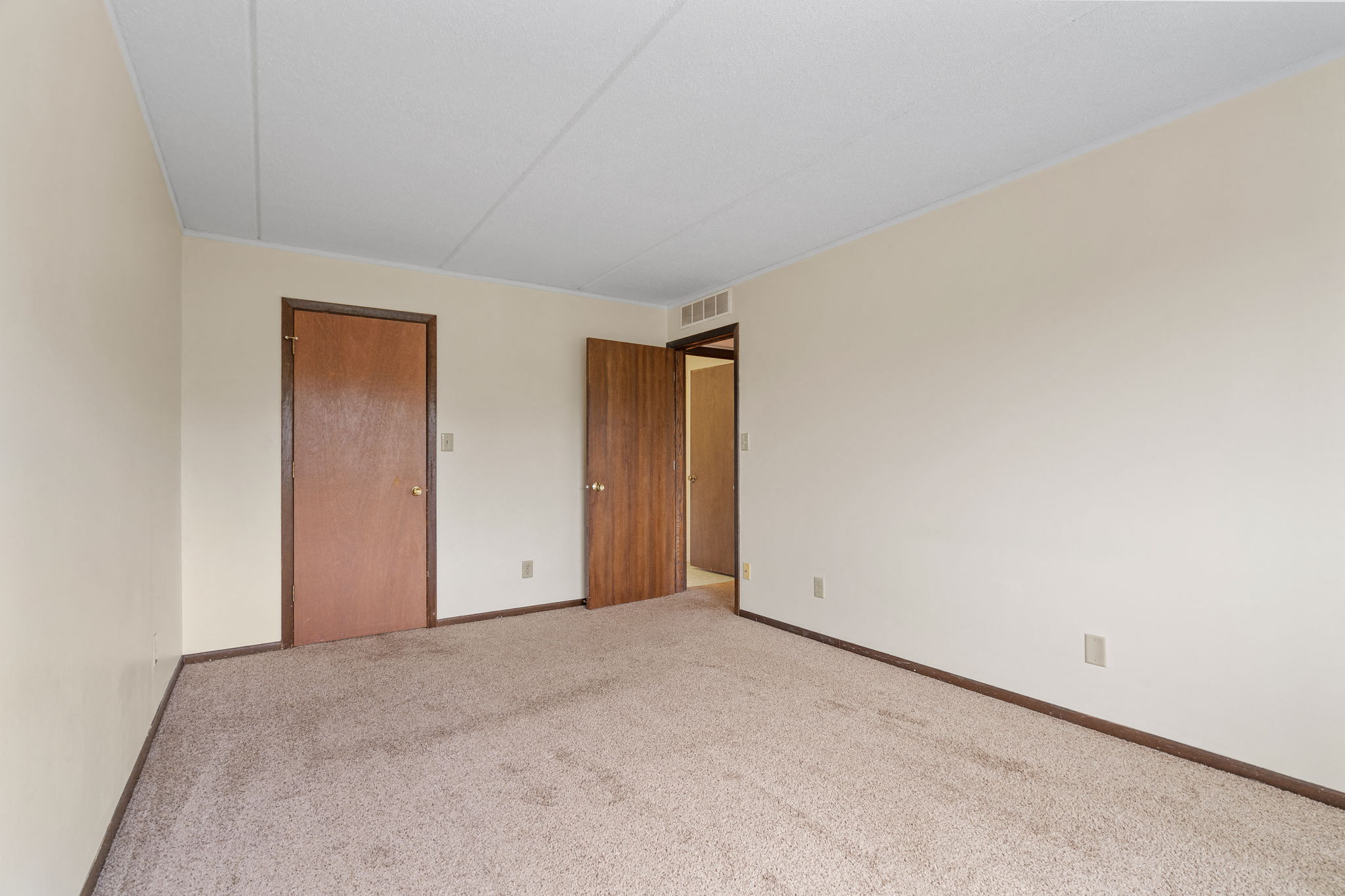 River Bluff Apartments is a similar property to Hilltop North Apartments located in Mankato